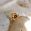 anillo dorado mujer flor con piedra natural zafiro