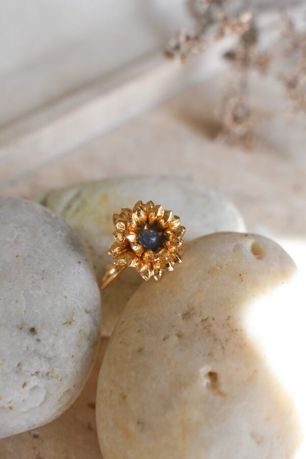 anillo dorado mujer flor con piedra natural zafiro
