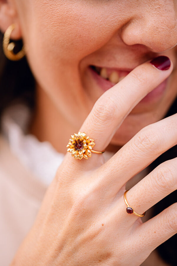 anillo flor con piedra granate